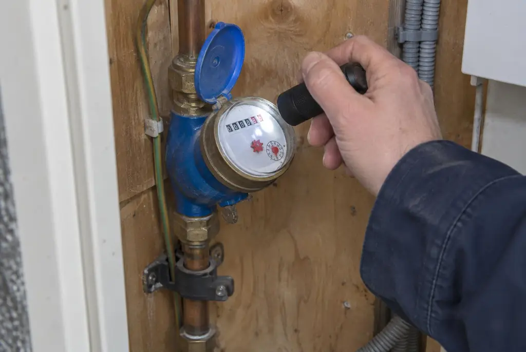 Lekdetectie Amerongen – watermeter in de meterkast controleren met een zaklamp